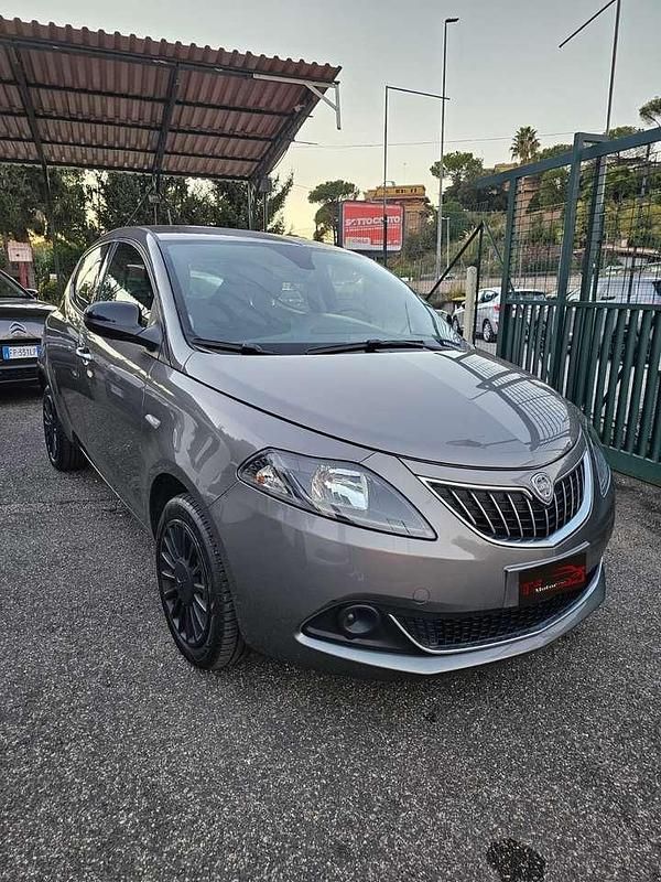 Grigio Usata 2022 Lancia Ypsilon Silver Due volumi | 9470 € (Buon prezzo) - Immagine 1/4