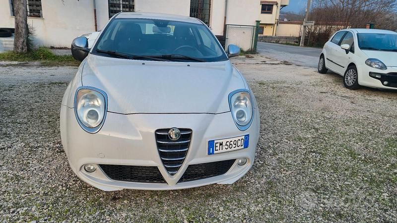 Bianco Usata 2012 Alfa Romeo MiTo Due volumi | 5200 € (Molto cara) - Immagine 1/4