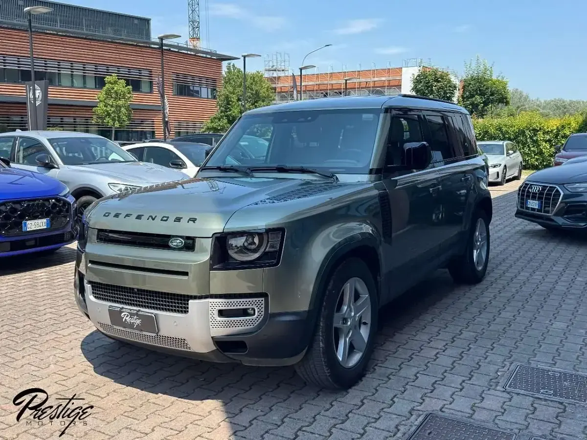 Usata Land Rover Defender SE Dynamic 200 CV (147 kW) 2023 Pangea green SUV