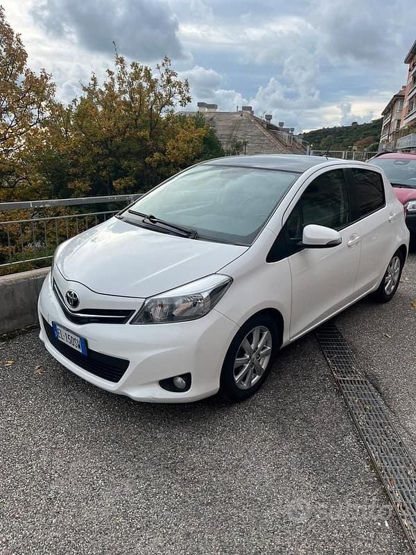 Bianco Usata 2012 Toyota Yaris Lounge Due volumi | 8500 € (Buon prezzo) - Immagine 1/4