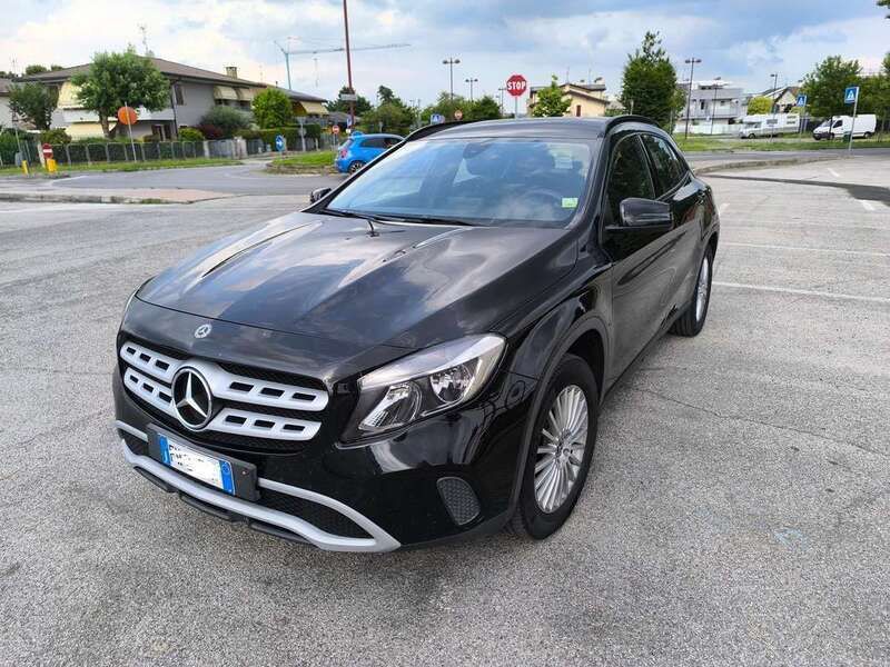 Nero Usata 2019 Mercedes GLA200 Business SUV | 12.500 € (Buon prezzo) - Immagine 1/4