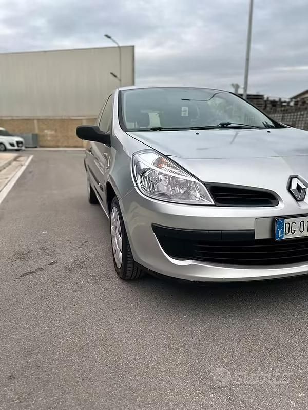 Usata Renault Clio II 60 CV (44 kW) 2007 Grigio Berlina