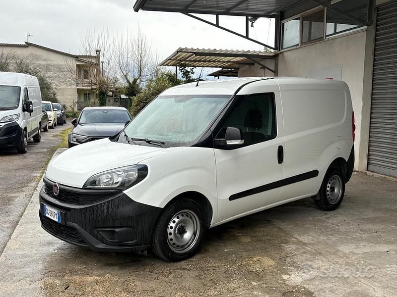 Usata Fiat Doblò 105 CV (77 kW) 2021 Bianco Monovolume