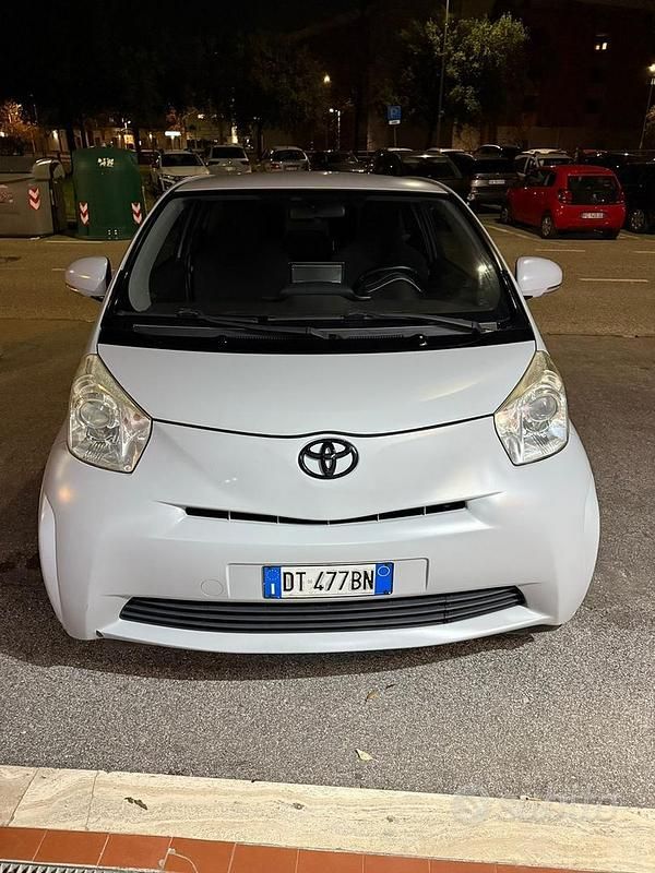 Usata Toyota iQ 98 CV (72 kW) 2009 Grigio Utilitaria