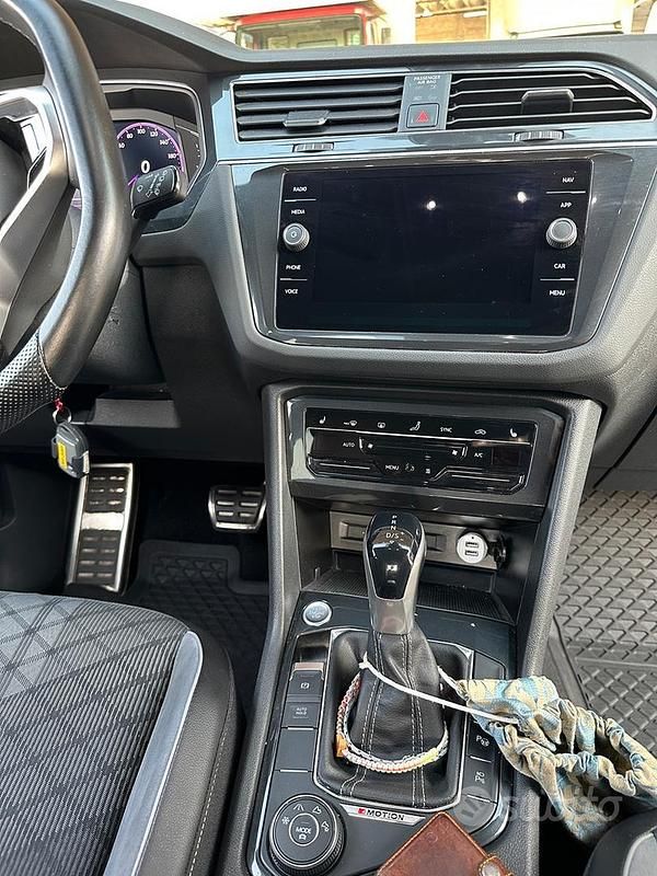 Usata VW Tiguan R-line 200 CV (147 kW) 2021 Nero SUV