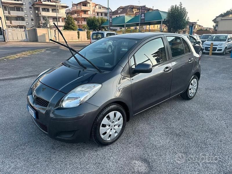 Grigio Usata 2009 Toyota Yaris Tre volumi | 3700 € (Buon prezzo) - Immagine 1/4