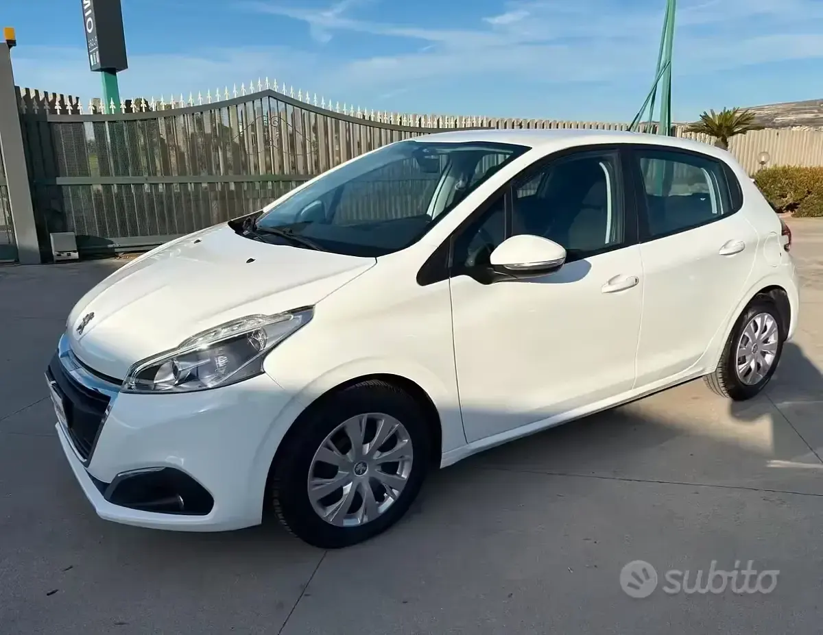 Usata Peugeot 208 Active 102 CV (75 kW) 2019 Bianco Utilitaria