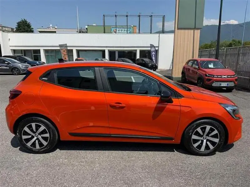 Usata Renault Clio Equilibre 100 CV (73 kW) 2023 Arancione Utilitaria