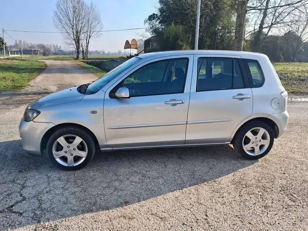 Usata Mazda 2 80 CV (58 kW) 2006 Argento Utilitaria