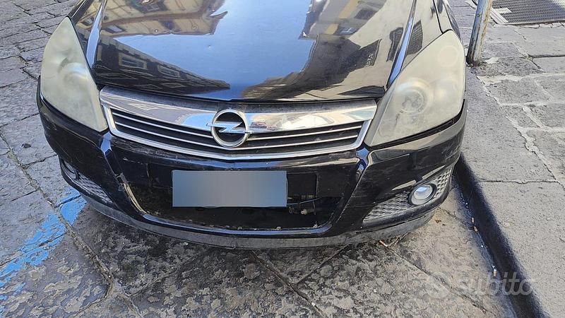 Usata Opel Astra Cosmo 125 CV (91 kW) 2007 Nero Berlina