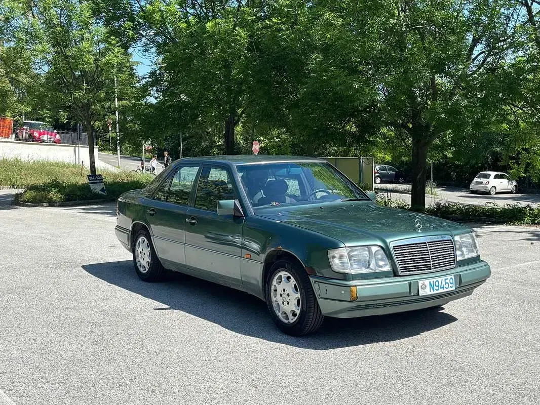 Usata Mercedes E200 136 CV (100 kW) 1993 Verde Berlina