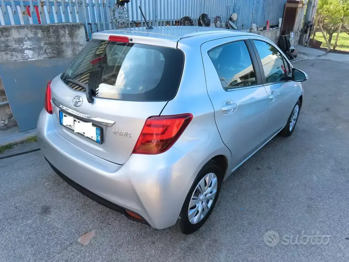 Begagnad Toyota Yaris Lounge 90 HK (66 kW) 2015 Grå Halvkombi