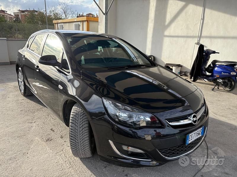 Usata Opel Astra Cosmo 110 CV (80 kW) 2014 Nero Berlina