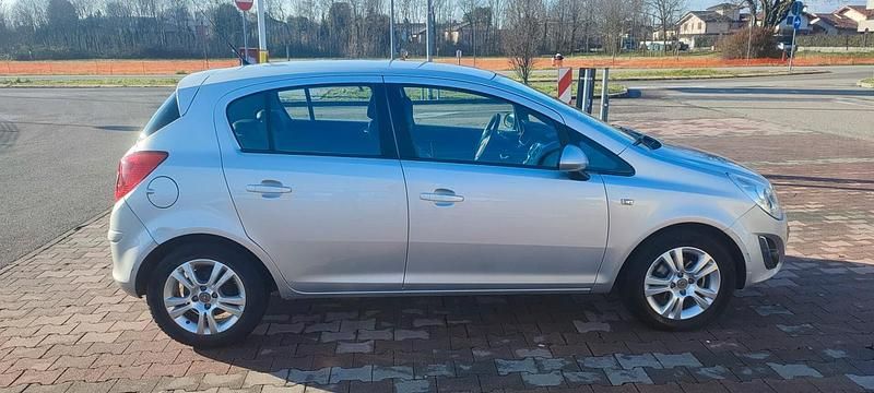 Usata Opel Corsa 75 CV (55 kW) 2012 Argento Utilitaria