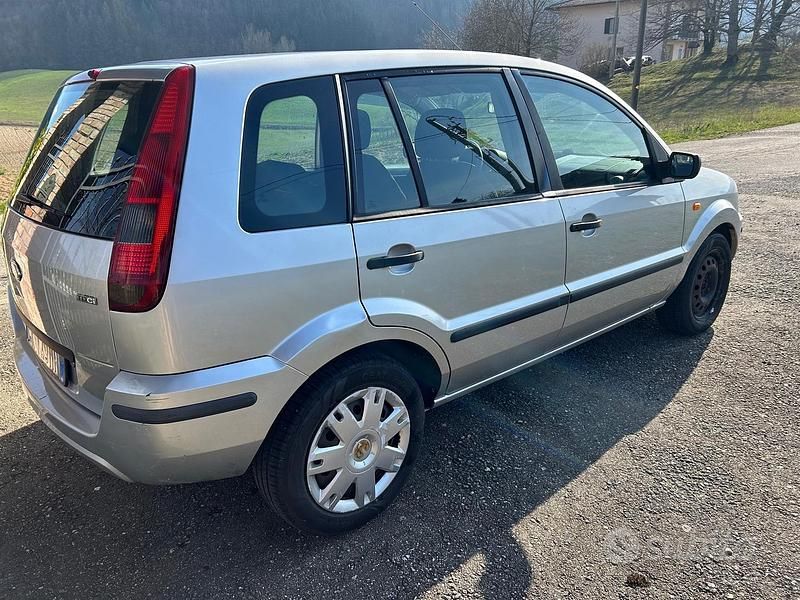 Usata Ford Fusion 68 CV (50 kW) 2004 Grigio Utilitaria