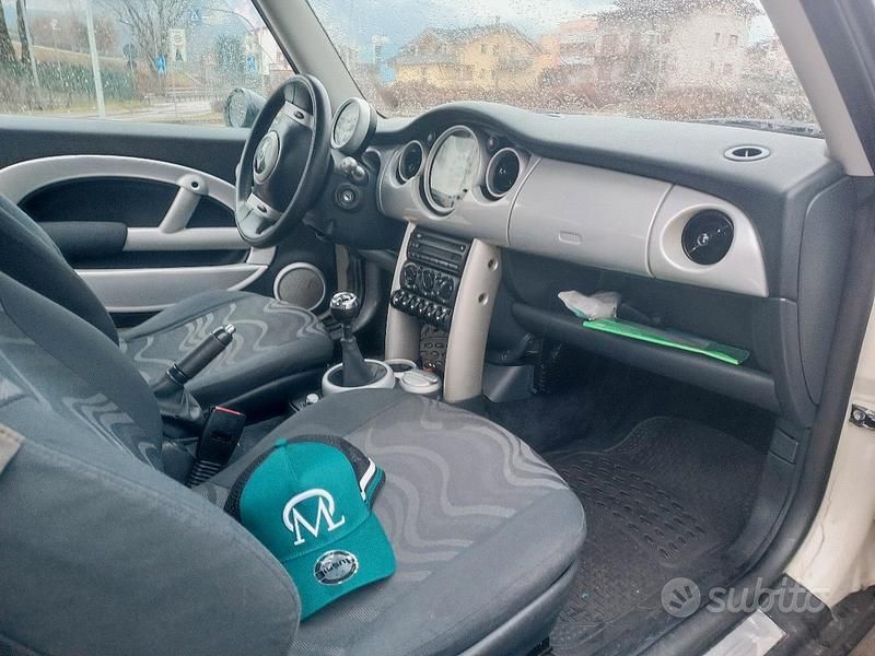Begagnad Mini Cooper 75 HK (55 kW) 2003 Brun Halvkombi