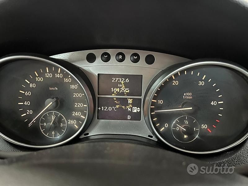 Usata Mercedes ML320 224 CV (164 kW) 2006 Grigio SUV