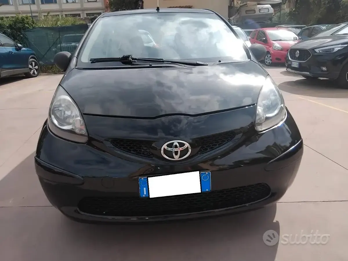 Käytetty Peugeot 107 68 HP (50 kW) 2012 Musta Viistoperä