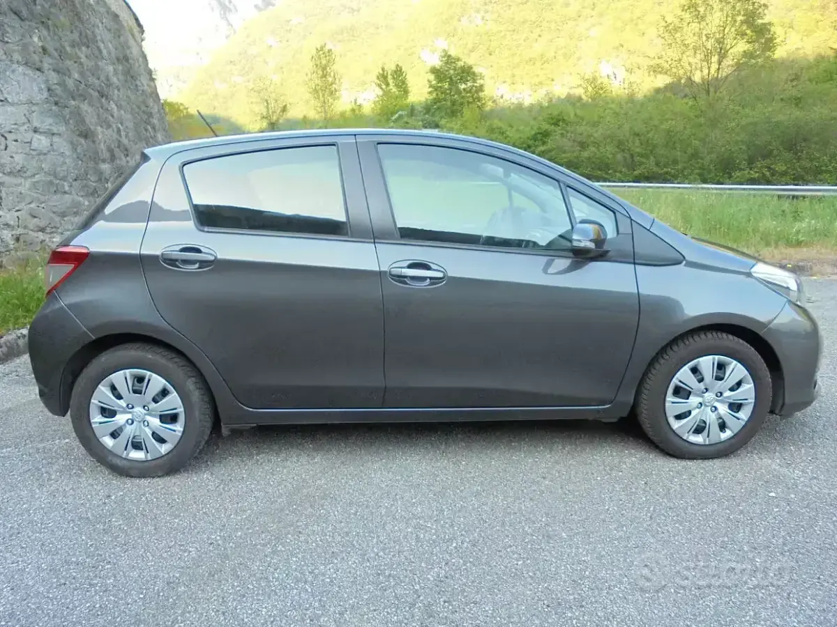 Usata Toyota Yaris Active 69 CV (50 kW) 2013 Grigio Utilitaria