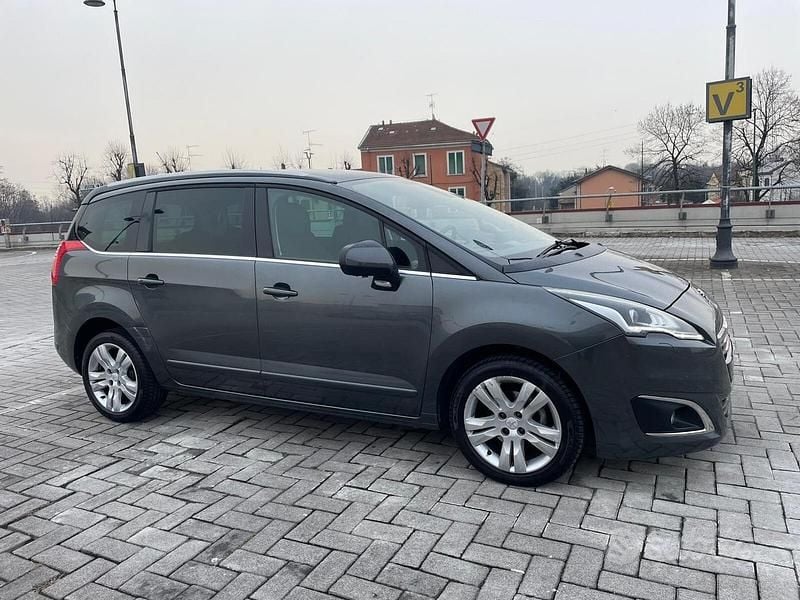 Grigio Usata 2014 Peugeot 5008 Allure Monovolume | 4950 € (Ottimo prezzo) - Immagine 1/4