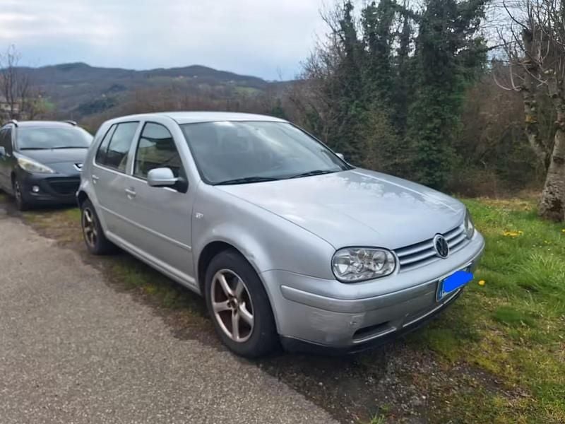 Usata VW Golf IV Highline 130 CV (95 kW) 2002 Argento Berlina