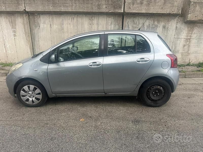 Usata Toyota Yaris 90 CV (66 kW) 2006 Grigio Berlina
