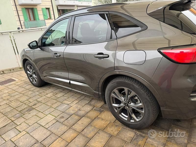 Usata Ford Kuga 150 CV (110 kW) 2021 Grigio SUV