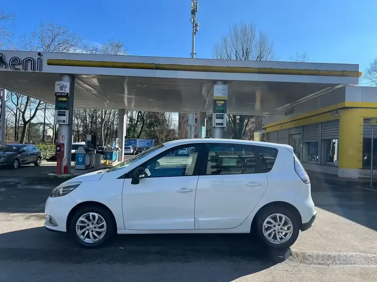 Käytetty Renault Scenic E-Tech 110 HP (80 kW) 2015 Valkoinen Tila-auto