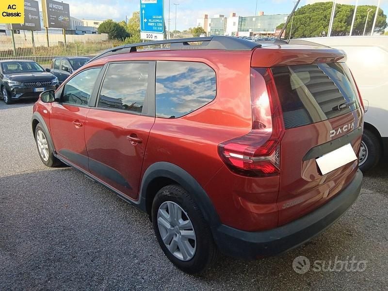 Usata Dacia Jogger Expression 110 CV (80 kW) 2023 Arancione Monovolume