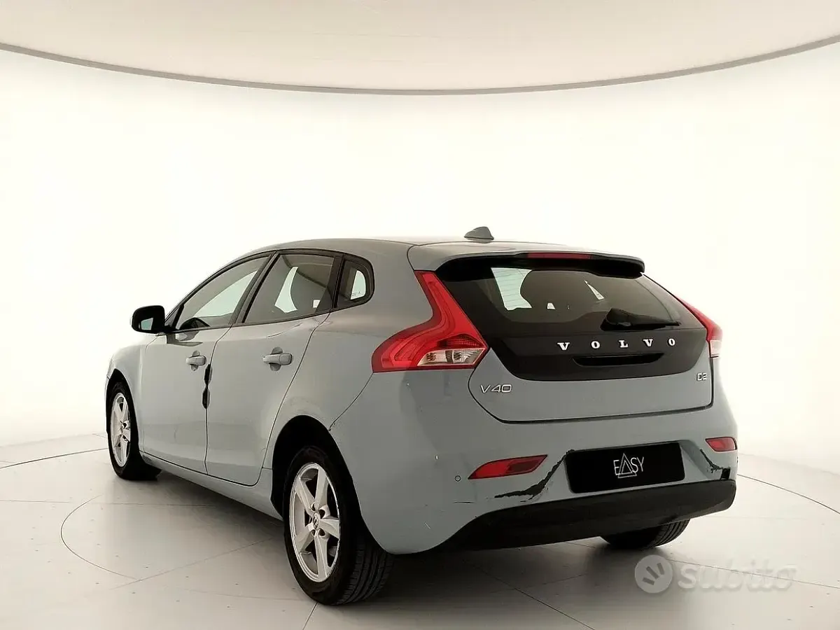 Usata Volvo V40 Business Edition 120 CV (88 kW) 2017 Bluazzurro Berlina