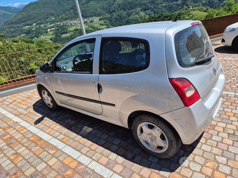 Usado Renault Twingo Dynamique 76 HP (55 kW) 2010 Cinzento Citadino