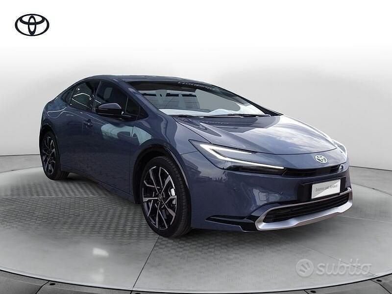 Nuova Toyota Prius Lounge 2025 Grigio Utilitaria