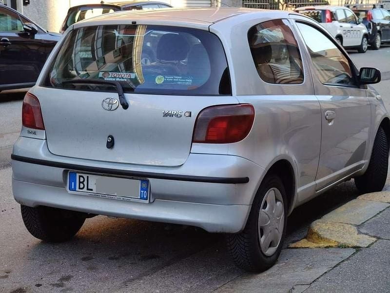 Usata Toyota Yaris Luna 69 CV (50 kW) 2000 Argento Berlina