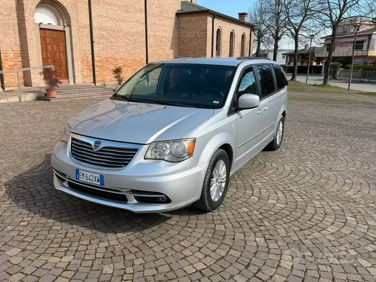Usata Lancia Voyager Gold 163 CV (119 kW) 2012 Grigio Monovolume