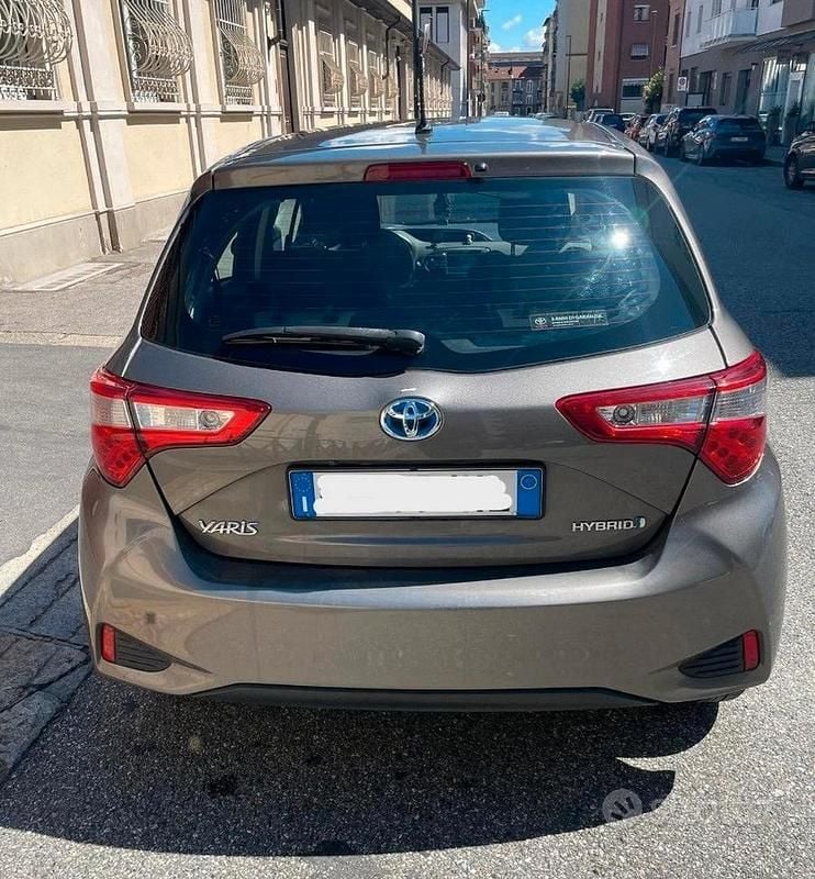 Usata Toyota Yaris Hybrid 73 CV (53 kW) 2017 Grigio Utilitaria