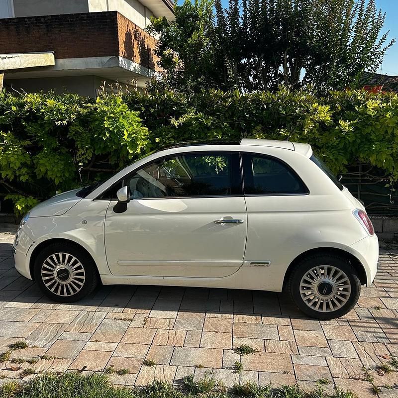Bianco Usata 2012 Fiat 500 Lounge Due volumi | 7000 € (Buon prezzo) - Immagine 1/4