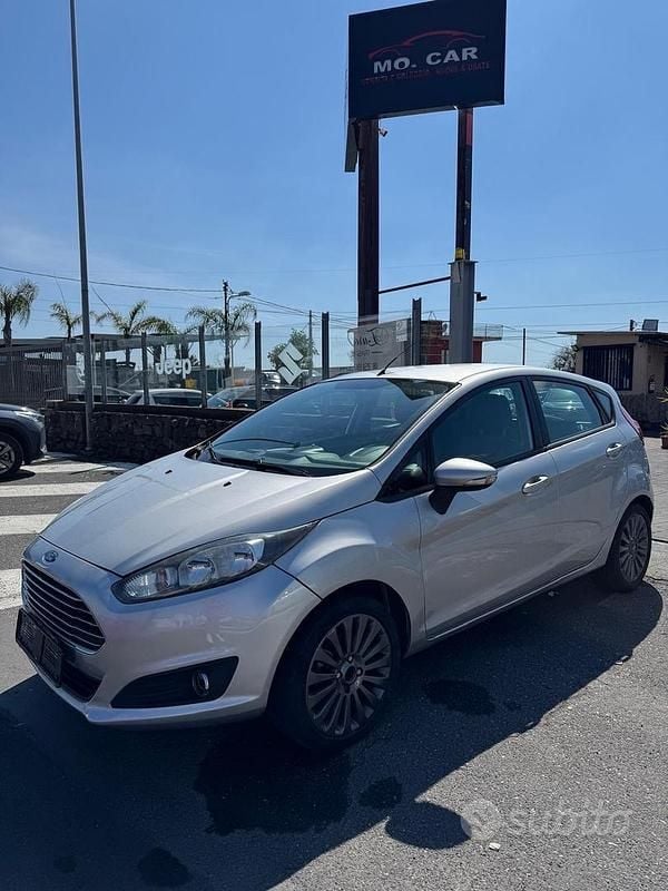 Usata Ford Fiesta 80 CV (58 kW) 2016 Grigio Berlina