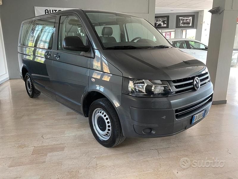 Grigio Usata 2010 VW Caravelle Monovolume | 11.900 € (Buon prezzo) - Immagine 1/4
