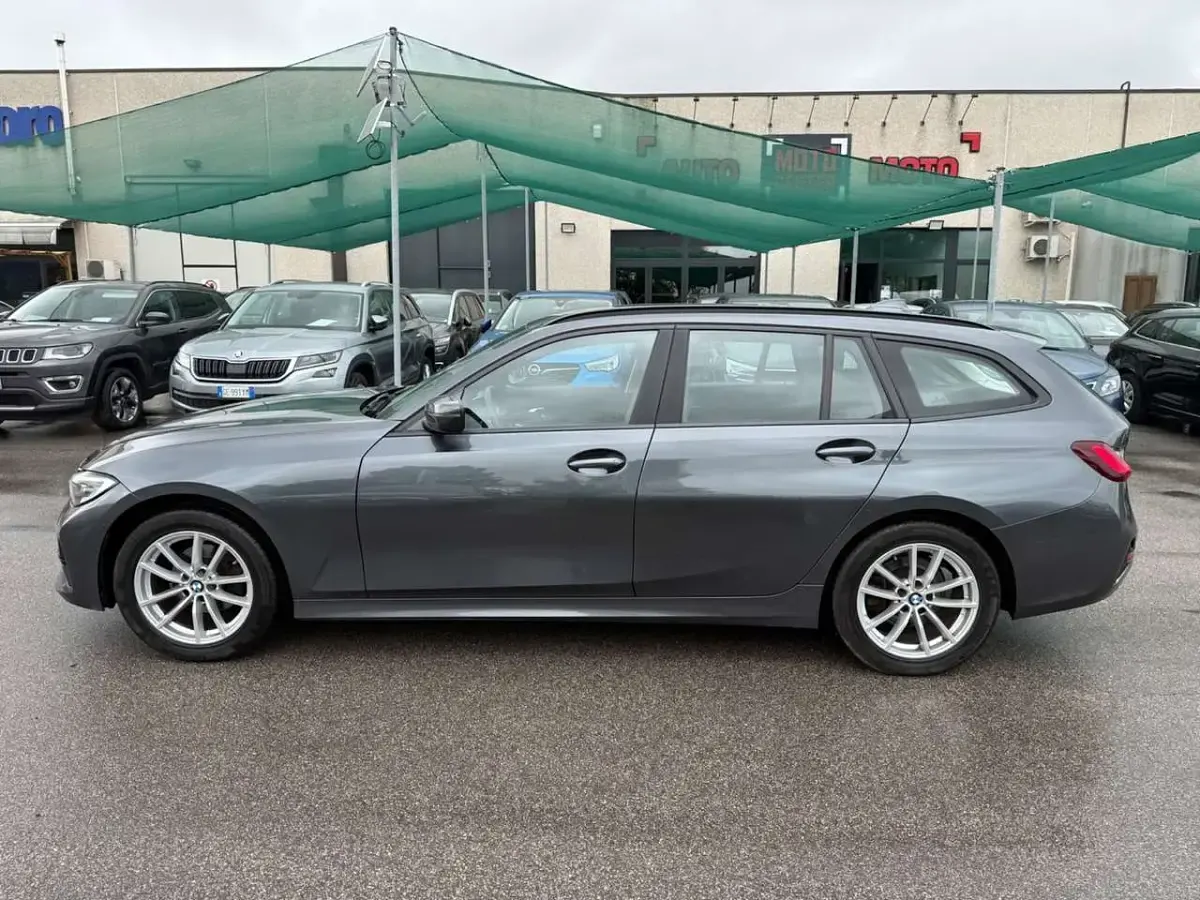 Usata BMW 318 Advantage 150 CV (110 kW) 2022 Grigio Station wagon