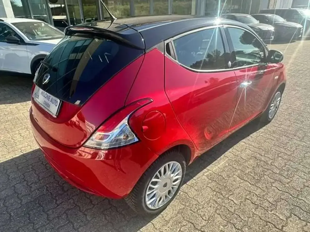 Usata Lancia Ypsilon Silver 69 CV (50 kW) 2017 Rosso Utilitaria
