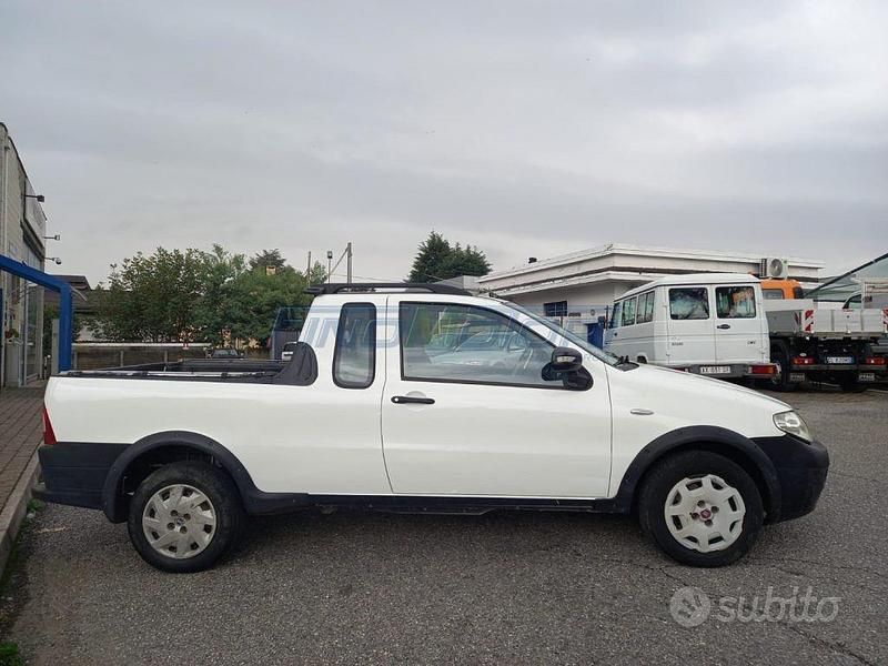 Usata Fiat Strada 84 CV (61 kW) 2012 Bianco Pick-up