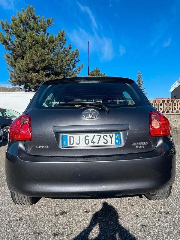 Usata Toyota Auris 90 CV (66 kW) 2007 Grigio Utilitaria