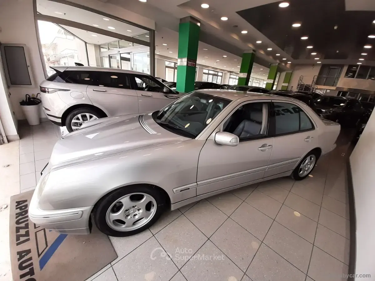 Usata Mercedes E270 Avantgarde 170 CV (125 kW) 2001 Argento Berlina