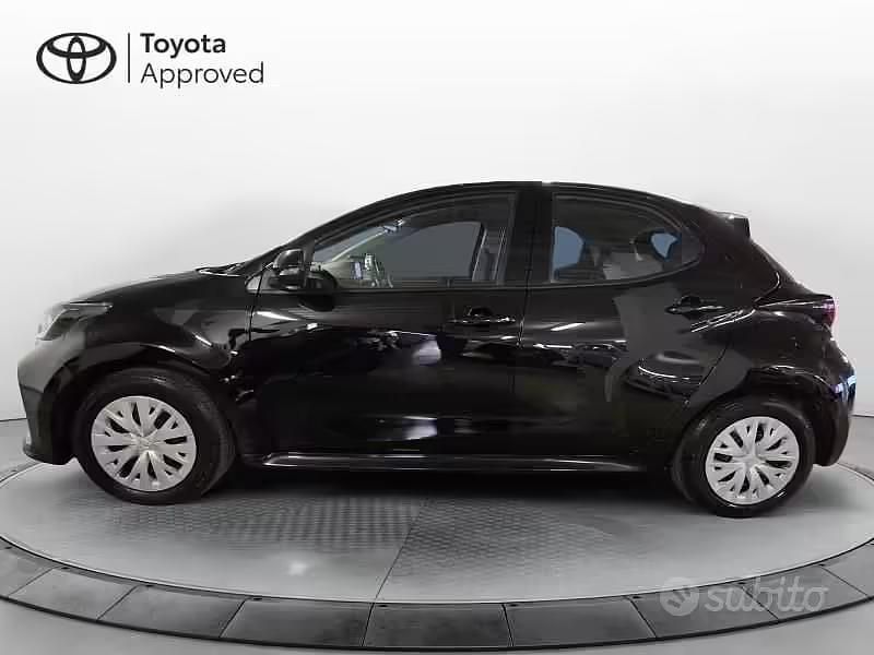 Usata Toyota Yaris Hybrid Active 116 CV (85 kW) 2021 Nero Berlina