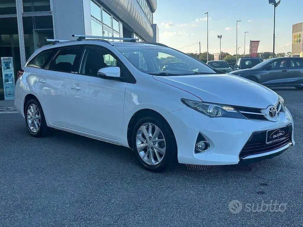 Usata Toyota Auris Touring Sports Lounge 90 CV (66 kW) 2014 Bianco Station wagon
