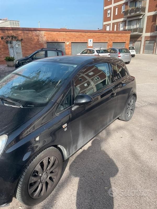 Usata Opel Corsa 85 CV (62 kW) 2010 Nero Utilitaria