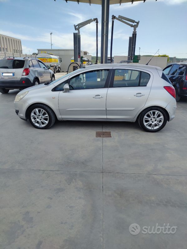 Usata Opel Corsa Cosmo 90 CV (66 kW) 2007 Grigio Utilitaria