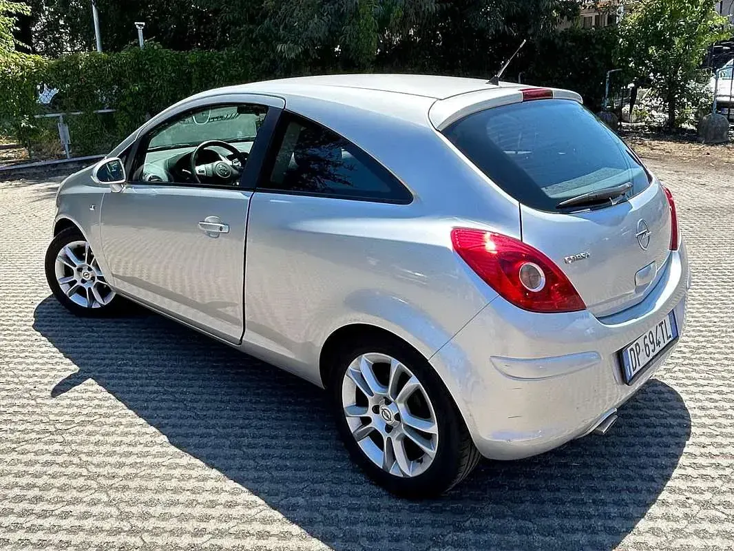 Usata Opel Corsa Sport 90 CV (66 kW) 2008 Argento Utilitaria