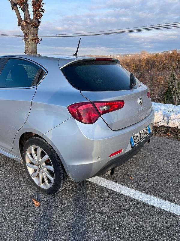 Usata Alfa Romeo Giulietta 140 CV (102 kW) 2012 Grigio Berlina