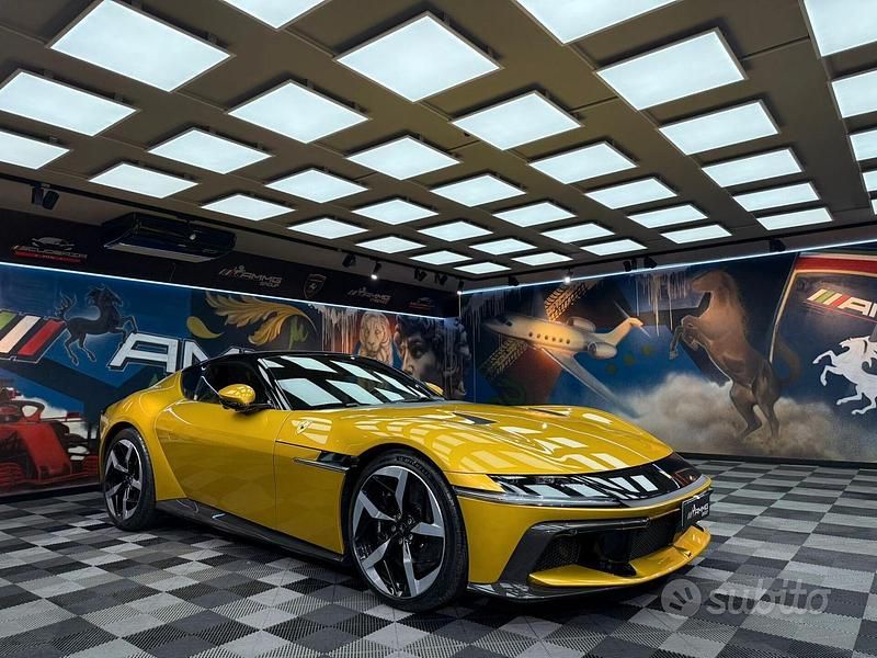 Nuova Ferrari 12 Cilindri 825 CV (606 kW) 2025 Oro Coupé